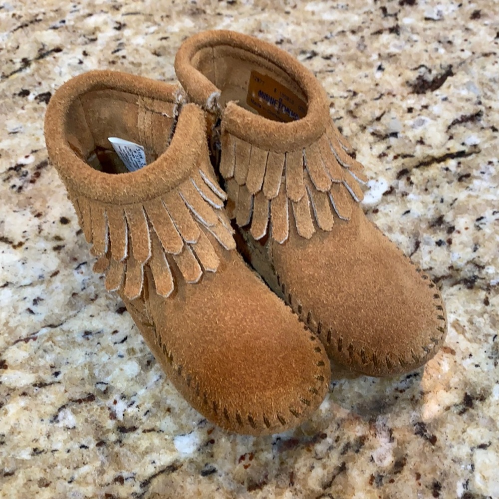 VGUC MINNETONKA BOOTIES SZ 5